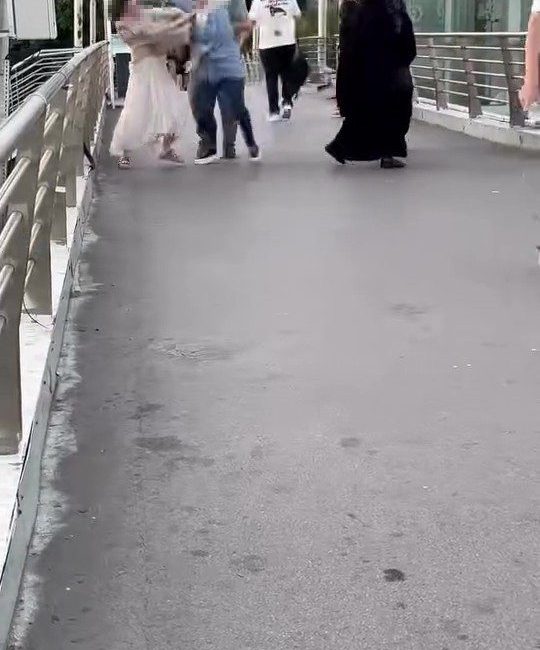 Kocaeli’nin İzmit ilçesinde bir kadının üst geçitte hemcinsini darbedip saçından