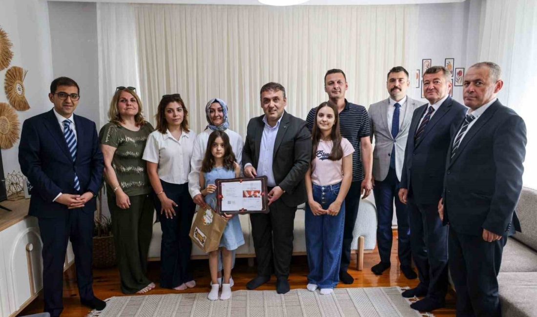Bilecik Valisi Faik Oktay Sözer, evde eğitim gören öğrencilerin karne