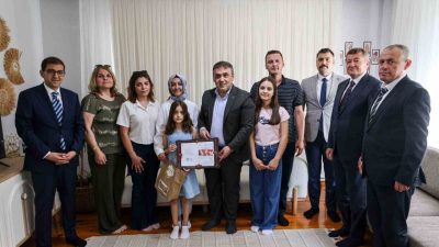 Bilecik Valisi Faik Oktay Sözer, evde eğitim gören öğrencilerin karne