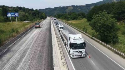 Yalova-Bursa kara yolu Süpürgelik mevkiinde asfaltlama çalışmaları sürerken bölgede yaklaşık