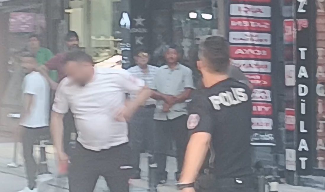 Yalova’da bıçaklı satırlı kavga: 2 yaralı Yalova’da psikolojik rahatsızlığı olduğu ileri sürülen bir kişi, 2 kişiyi