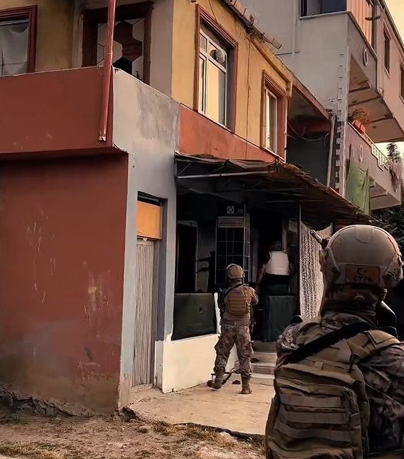 Yalova’da DEAŞ terör örgütüne yönelik düzenlenen operasyonda gözaltına alınan 4
