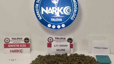 Yalova’nın Çınarcık ilçesinde polis tarafından düzenlenen uyuşturucu operasyonunda 2 şüpheli