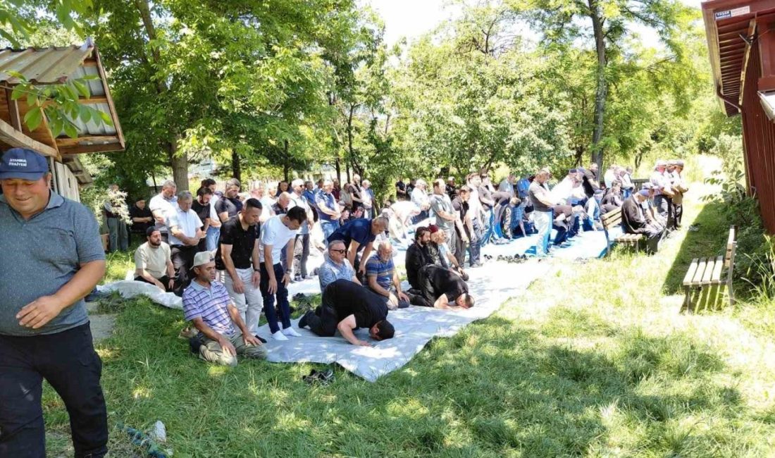 Bolu’da yardım etmek amacıyla arızalanan ATV’yi emniyet şeridinde tamir etmeye