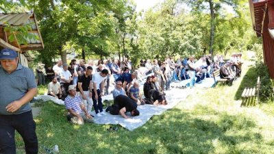 Bolu’da yardım etmek amacıyla arızalanan ATV’yi emniyet şeridinde tamir etmeye