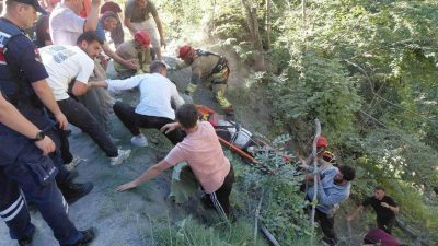 Düzce’de yayla yolunda otomobilin uçuruma yuvarlandığı kazada 1 kişi yaralandı.