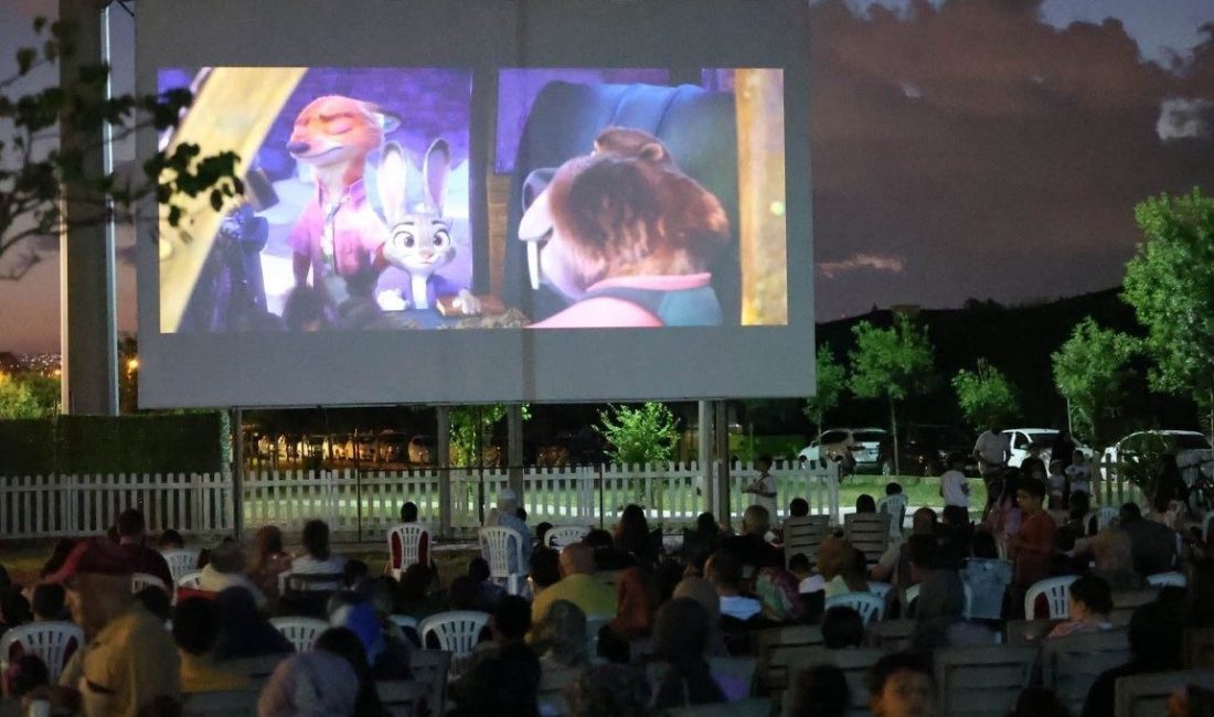 Kartepe’de yaz tatiline giren çocuklar, açık hava sinemasında “Zootropolis 2”
