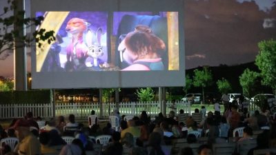 Kartepe’de yaz tatiline giren çocuklar, açık hava sinemasında “Zootropolis 2”