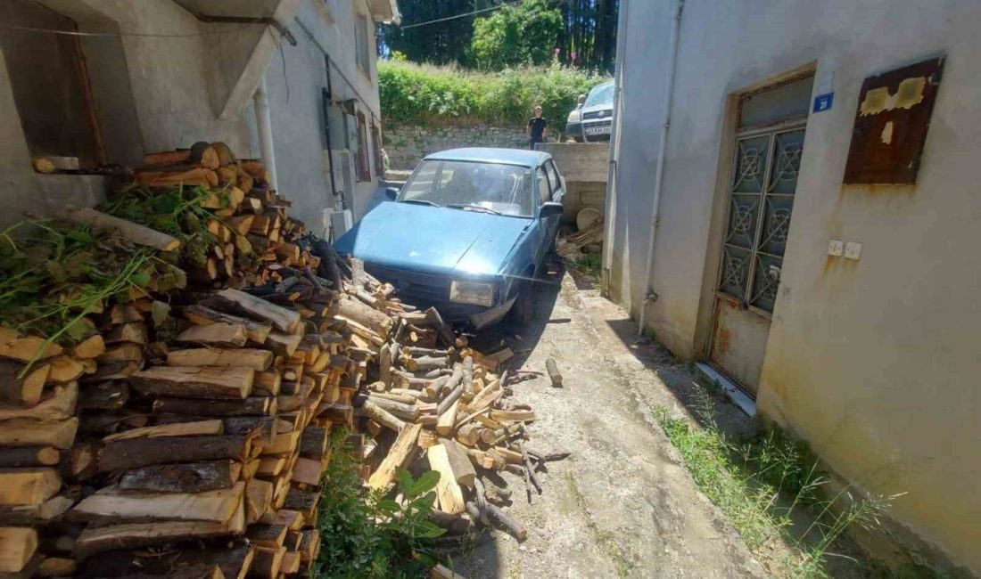 Yokuş aşağı inerken kaza yapıp iki evin arasına düştü Kocaeli’de yokuş aşağı inen otomobil, karşı yönden gelen başka bir