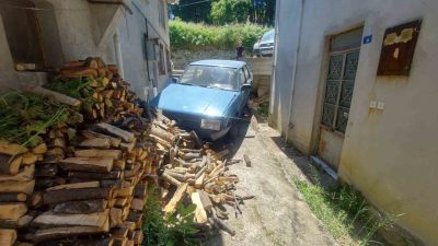 Kocaeli’de yokuş aşağı inen otomobil, karşı yönden gelen başka bir