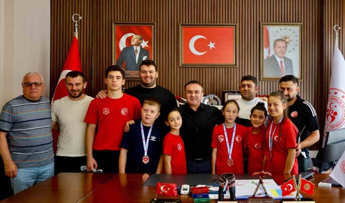 10 bin sporcunun katılımıyla düzenlenen Minikler Türkiye Güreş Şampiyonası’nda derece