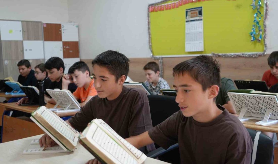 13 yaşındaki ikiz kardeşler birlikte Kur’an-ı Kerim’i ezberleyerek hafız oldu Kastamonu’da yaşayan 13 yaşındaki ikiz kardeşler, aldıkları eğitimi tamamlayarak birlikte