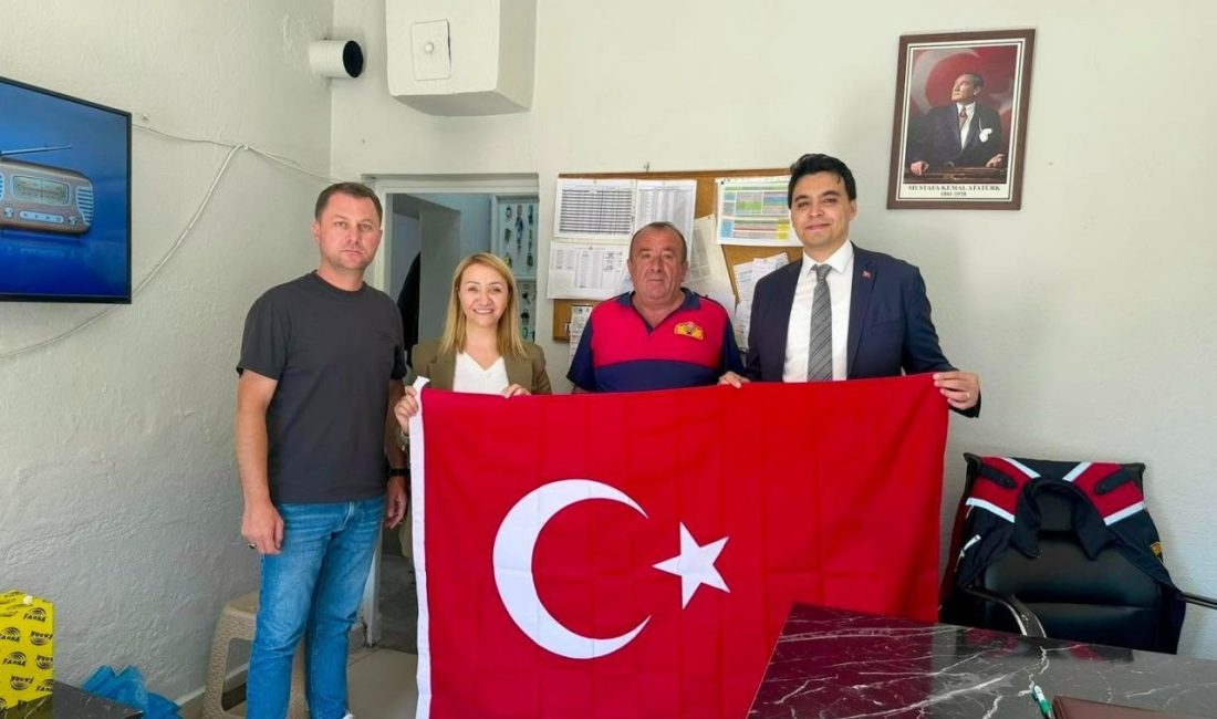 Bilecik’in Pazaryeri ilçesinde, 15 Temmuz öncesi esnafa Türk bayrağı dağıtıldı.