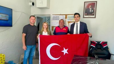 Bilecik’in Pazaryeri ilçesinde, 15 Temmuz öncesi esnafa Türk bayrağı dağıtıldı.