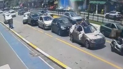 Sakarya’nın Serdivan ilçesinde bahşiş almak amacıyla sünnet konvoyunun önünü keserek