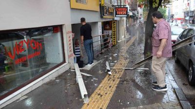 Bilecik’te 4 katlı binanın çatısında bulunan yağmur oluğu kaldırıma düşerken,