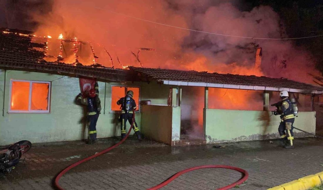 74 yaşındaki annesine dehşeti yaşatan sanığa 15 yıl hapis Kocaeli’nin Kartepe ilçesinde annesinin de içinde bulunduğu evi ateşe verdiği