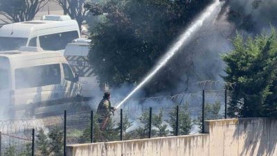 Kocaeli’nin Gebze ilçesinde ağaçlık alanda çıkan yangın, itfaiye ekiplerinin zamanında