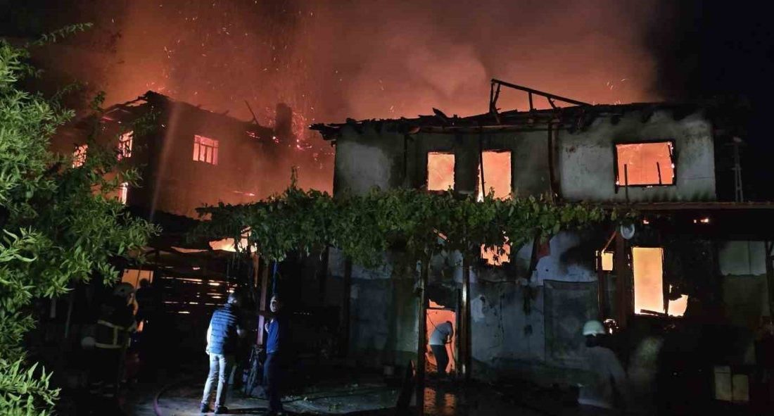 Bilecik’te 2 katlı ahşap evde çıkan yangın, yanında 3 katlı