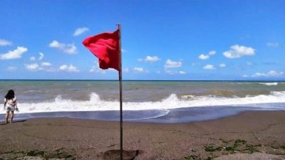 Düzce’nin Akçakoca ilçesinde olumsuz hava ve deniz şartları nedeniyle denize