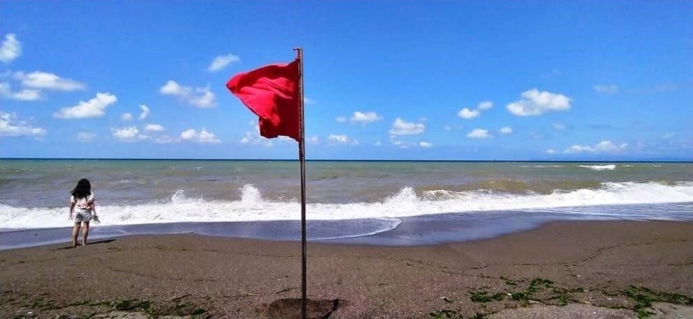 Düzce’nin Akçakoca ilçesinde olumsuz hava ve deniz şartları nedeniyle denize