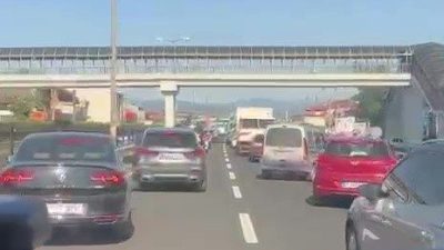 100 Karayolu üzerinde fermuar sitemi ile yol verdi. O anlar