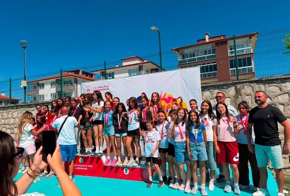 Bilecik’te Anadolu Yıldızlar Ligi Atletizm Grup Müsabakaları’nda Bilecik atlet kız