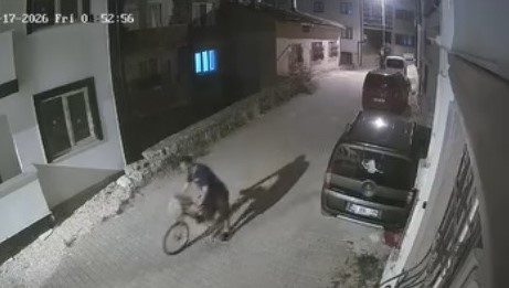 Apartmana girip elini kolunu sallayarak ayakkabı ve bisiklet çaldı Bilecik’te bir apartmandan elini kolunu sallayarak ayakkabı ve bisiklet çalan