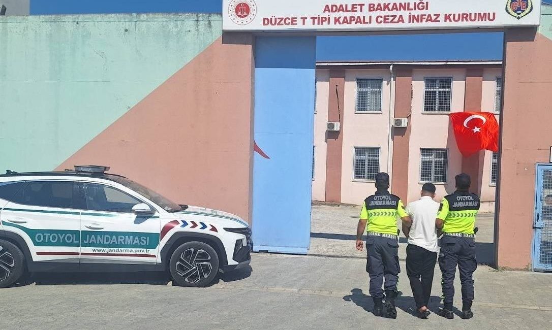 Aranıyorlardı tek tek yakalandılar DÜZCE(İHA) – Düzce’de polis ve jandarma ekipleri tarafından yapılan denetimlerde