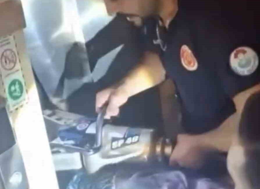 Asansörde mahsur kalan 9 kişi operasyonla kurtarıldı Yalova’da binada arızalanan asansörde mahsur kalan 9 kişi, itfaiye ekiplerinin
