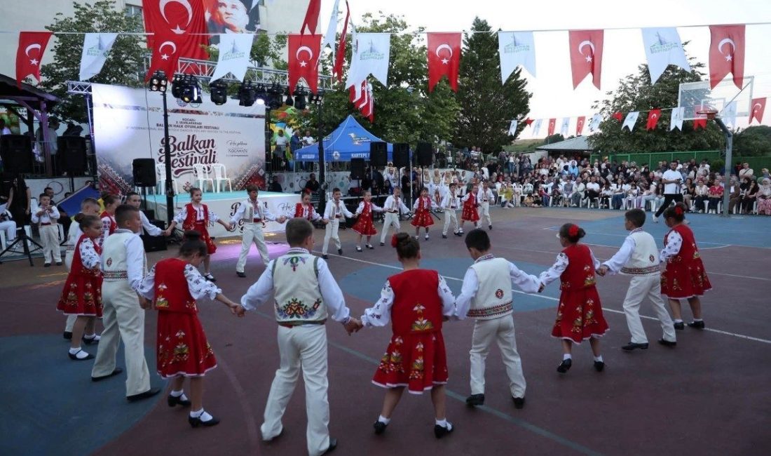 Avluburun’da festival coşkusu Kartepe’de 3. Uluslararası Balkan Halk Oyunları Festivali kapsamında çeşitli etkinlikler