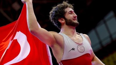 Makedonya’nın başkenti Üsküp’te düzenlenen U20 Avrupa Güreş Şampiyonası altın madalya