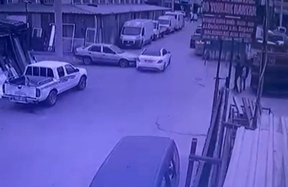 Aynı sokakta peş peşe kazalar kamerada Kocaeli’nin İzmit ilçesi Sanayi Mahallesi’ndeki sokakta peş peşe yaşanan trafik