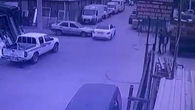 Kocaeli’nin İzmit ilçesi Sanayi Mahallesi’ndeki sokakta peş peşe yaşanan trafik