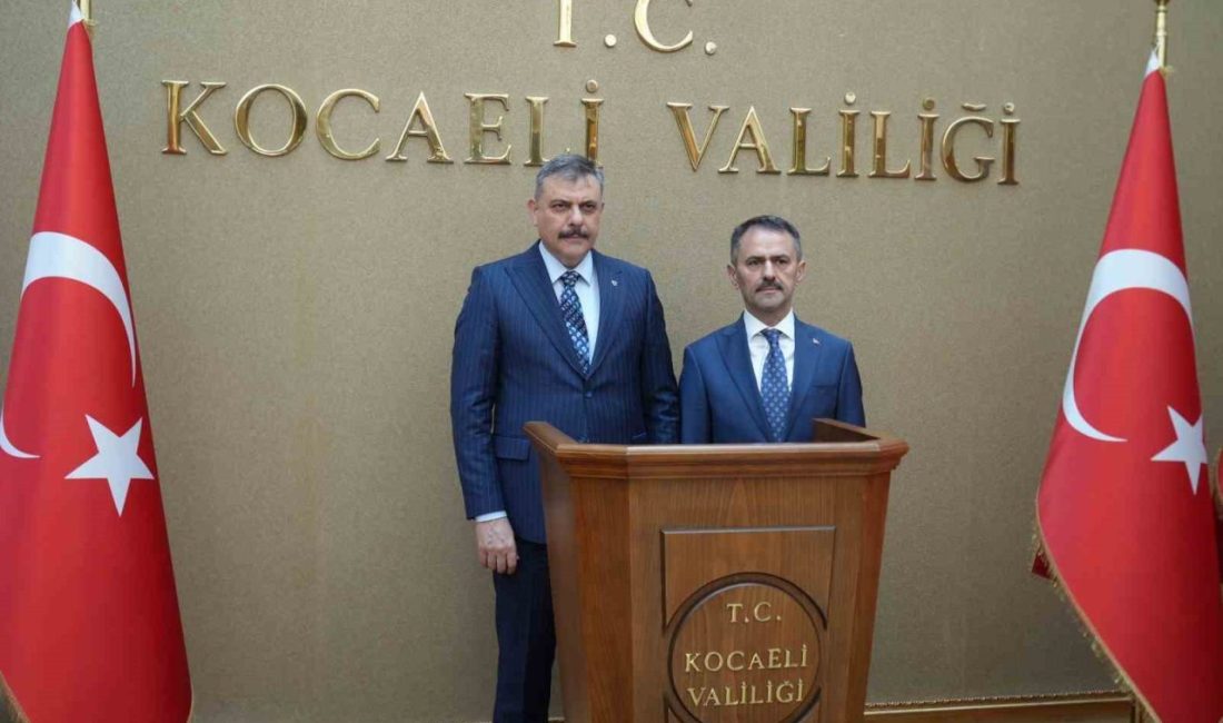Bakan Çiftçi’den Kocaeli’de akvaryum ve kütüphane ziyareti İçişleri Bakanı Mustafa Çiftçi, Kocaeli’de 5 kıtadan getirilen binlerce canlıyı