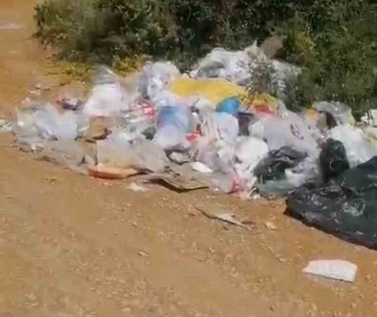 Bolu’da Karamanlı Gölü’nde yol kenarına bırakılan çöpler çevre kirliliğine neden