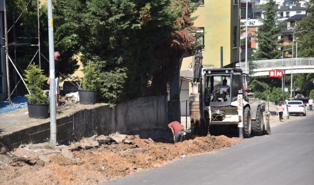 Başiskele ilçesindeki Cumhuriyet Caddesinde yürütülen altyapı ve üstyapı yenileme çalışmaları