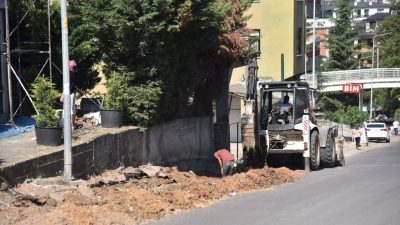 Başiskele ilçesindeki Cumhuriyet Caddesinde yürütülen altyapı ve üstyapı yenileme çalışmaları