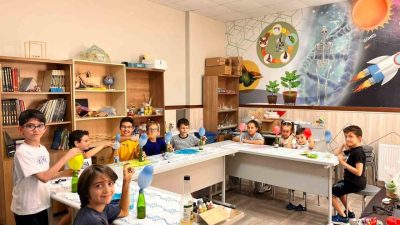 Başiskele’de miniklerin yaz tatili bilim ve teknolojiyle dolu geçiyor Kocaeli’nin Başiskele ilçesinde çocuklar, yaz tatilini Çocuk Üniversitesi Yaz Akademisi’nde