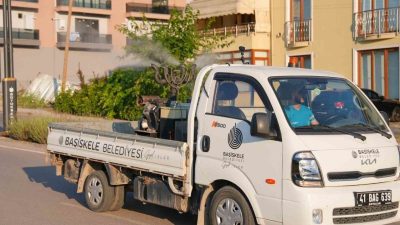 Başiskele’de belediye ekipleri, yaz sıcaklarının artmasıyla üremesi hızlanan sivrisinek, karasinek