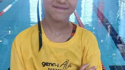 Başiskele’de Genc-i Âlâ bünyesinde eğitim alan minik yüzücüler, katıldıkları yüzme