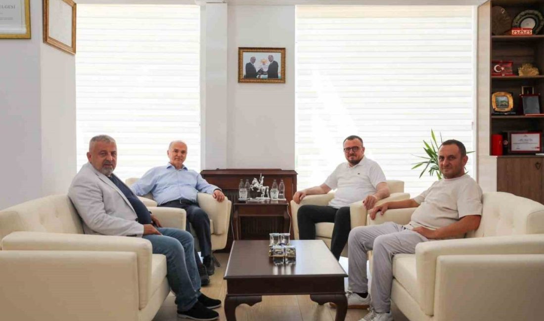 Başkan Faruk Özlü’ye anlamlı ziyaret Düzce Belediye Başkanı Dr. Faruk Özlü, belediyede önemli isimleri ağırlayarak