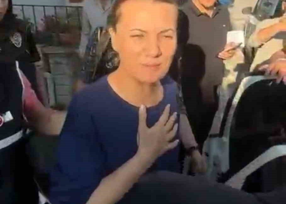 Başkan Fatma Kaplan Hürriyet’in, polis aracına bindiği anların görüntüsü ortaya çıktı İstanbul Cumhuriyet Başsavcılığınca yürütülen soruşturma kapsamında gözaltına alınan İzmit Belediye