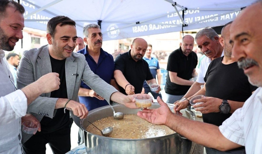 Başkan Özlü’den pazar esnafına aşure ikramı Başiskele Belediye Başkanı Yasin Özlü, esnaf ve vatandaşlarla bir araya