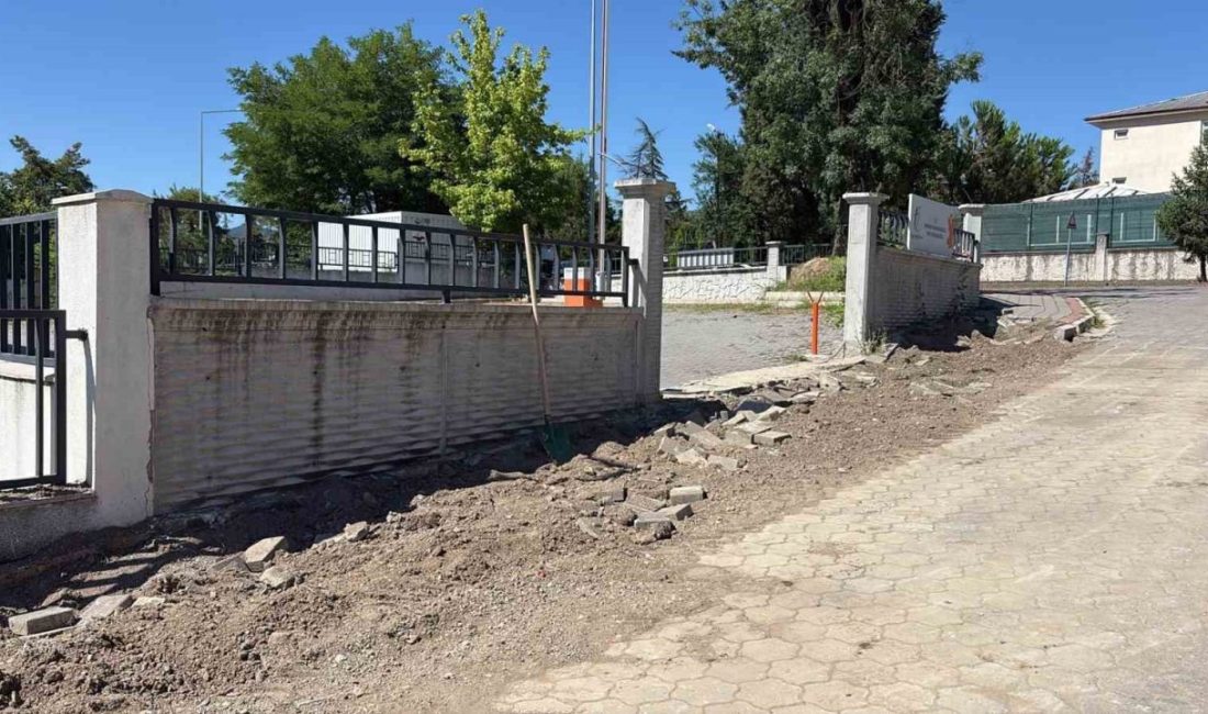 Belediye Başkanının Tapu Müdürlüğünde tartıştıktan sonra gelen kepçeler “planlı çalışma” olarak açıklandı Hendek Belediye Başkanı İrfan Püsküllü’nün; Tapu ve Kadastro Müdürlüğü personeliyle