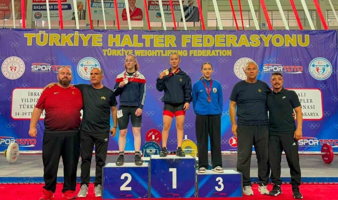 Bilecikli halterci Türkiye üçüncüsü oldu Bilecikli halter sporcusu Beyzanur Öztürk, Türkiye üçüncüsü oldu. Sakarya’da düzenlenen