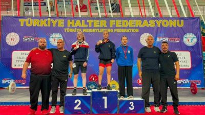 Bilecikli halter sporcusu Beyzanur Öztürk, Türkiye üçüncüsü oldu. Sakarya’da düzenlenen