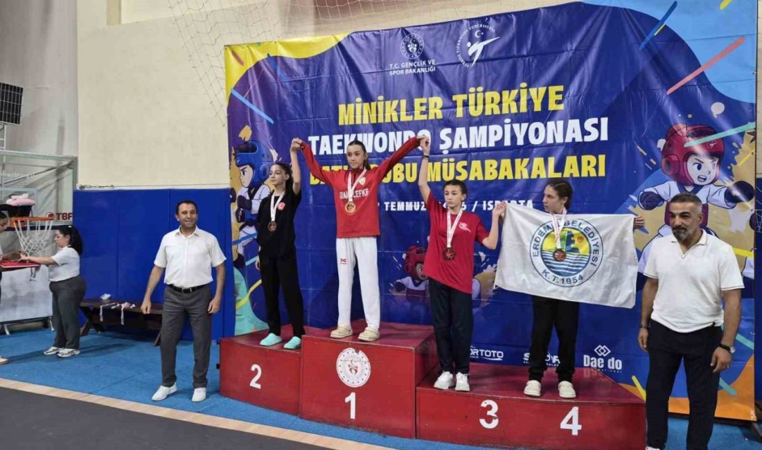 Minikler Türkiye Taekwondo Şampiyonası Batı Grubu Müsabakaları’nda mücadele eden Bilecikli