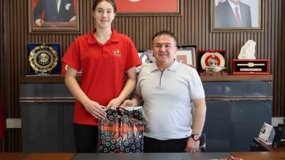 Bilecikli sporcu TVF Spor Lisesi’ni kazandı Bilecikli sporcu Ayşe Beren Balcı, Ankara TVF Spor Lisesi’ni kazandı.