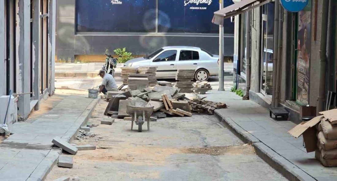 Bilecik’te, yapımı tamamlanan bir apartmanın önündeki yolun, kaldırımın yapımı için